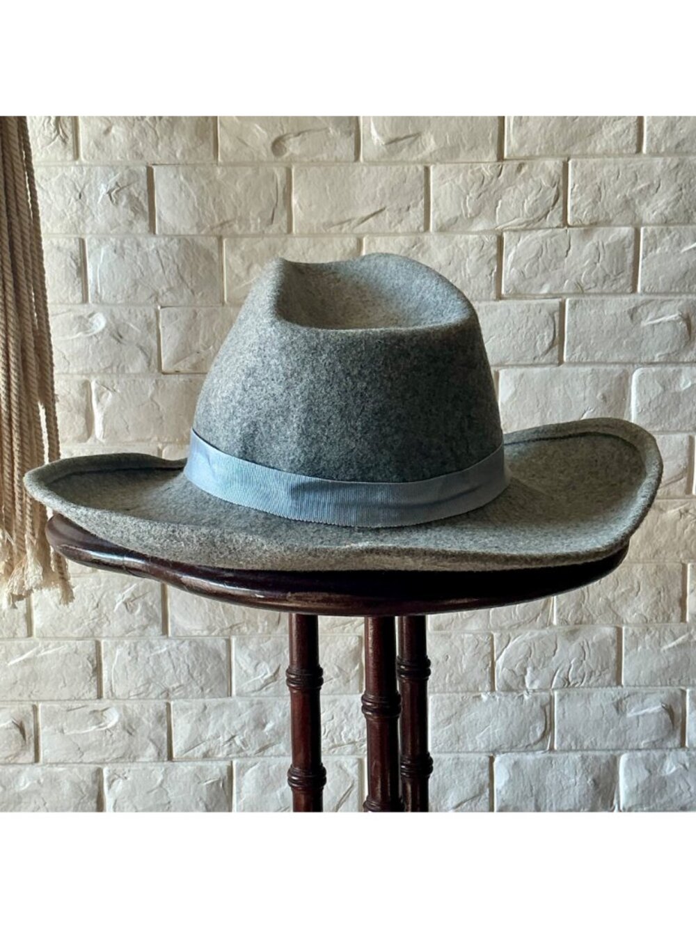 Vintage Peachfelt Grey Felt Hat Gold-Tone Horse Head Emblem + Pheasant Feather - Picture 6 of 12